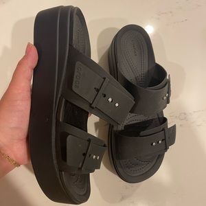 CROCS BROOKLYN SANDAL LOW WEDGE